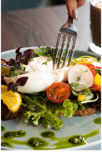 Leckeres Sauerteig Brot mit Burrata im Auszeit Cafe Leipzig